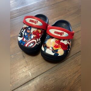 Avenger crocs size 6 toddler